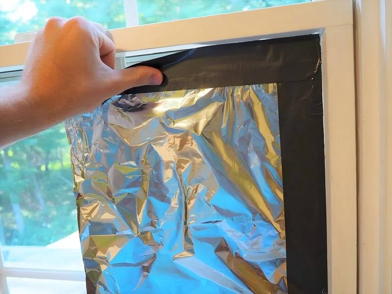 put aluminum foil on windows