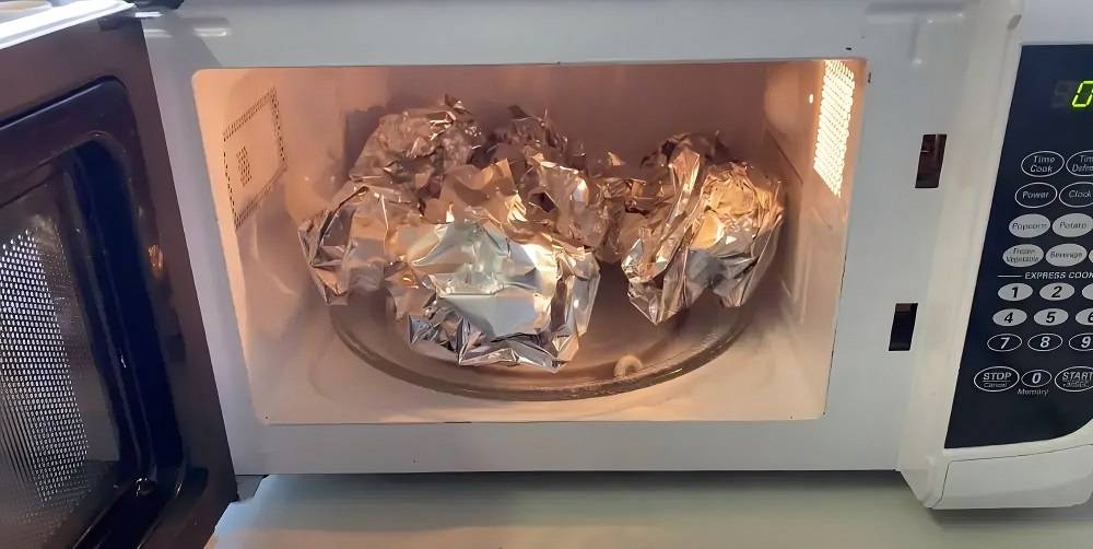 using aluminum foil in microwave oven